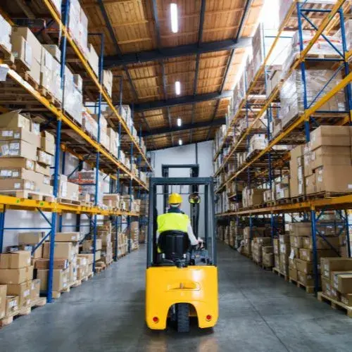 Clarque au milieu d'un grand entrepot